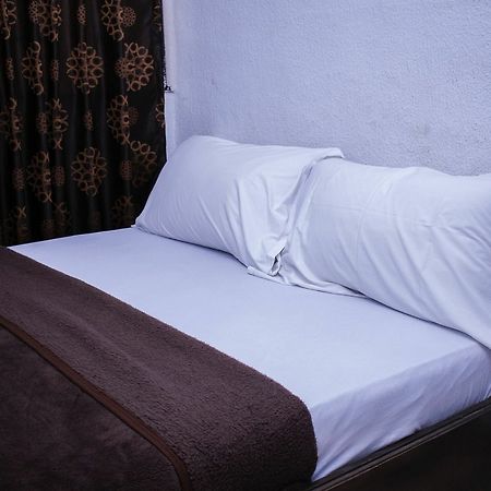 לגוס Day By Day Hotel מראה חיצוני תמונה